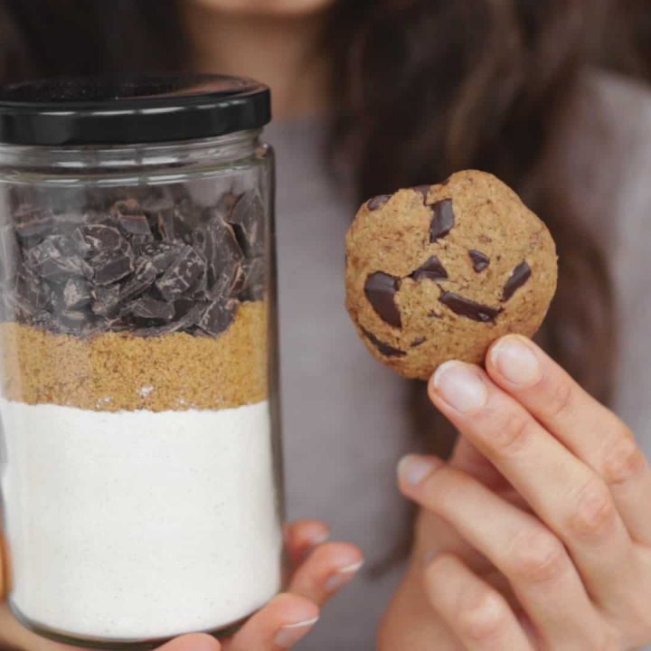 Chocolate Chip Cookies In A Jar With Printable Tags (Recipe) - Almost Zero Waste