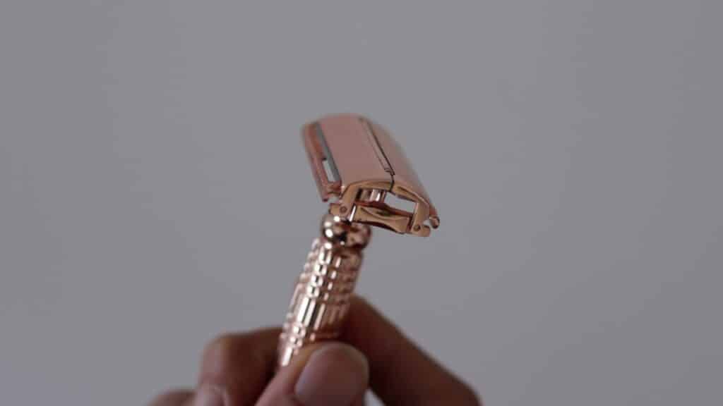 How to put a blade in a safety razor