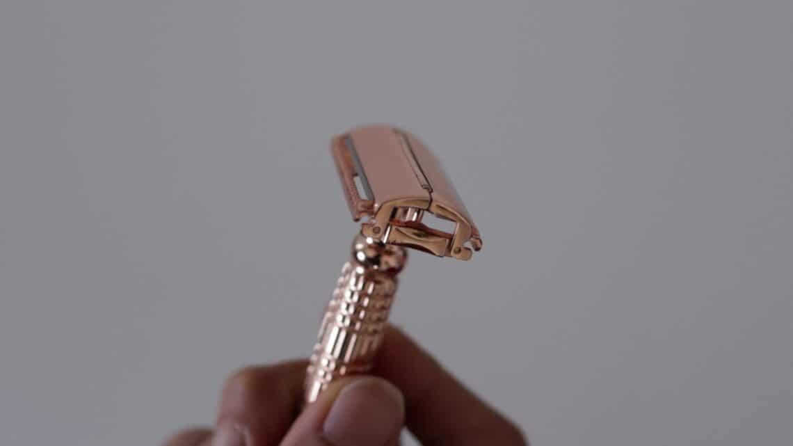 How To Put a Blade In a Safety Razor? (Guide) Almost Zero Waste