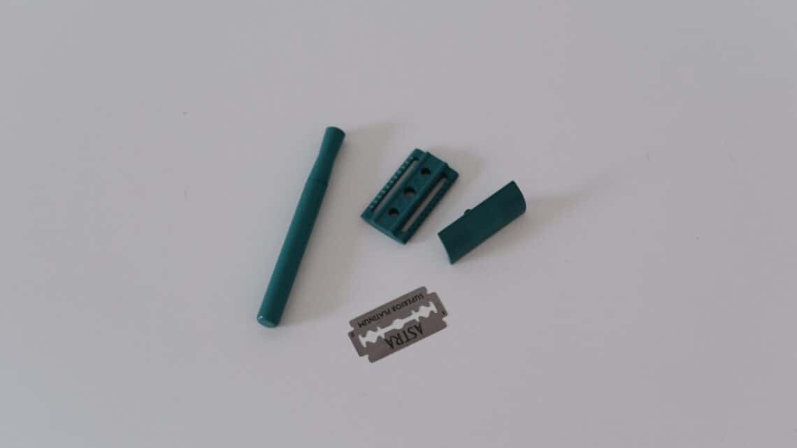 How To Put a Blade In a Safety Razor A Quick Guide (2024)