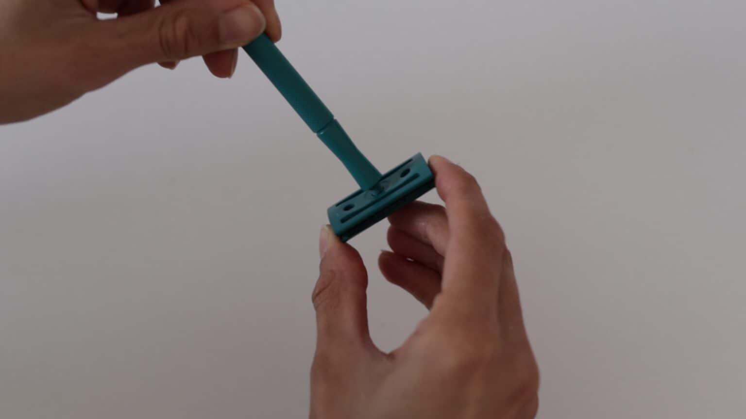 How To Put a Blade In a Safety Razor? (Guide) Almost Zero Waste