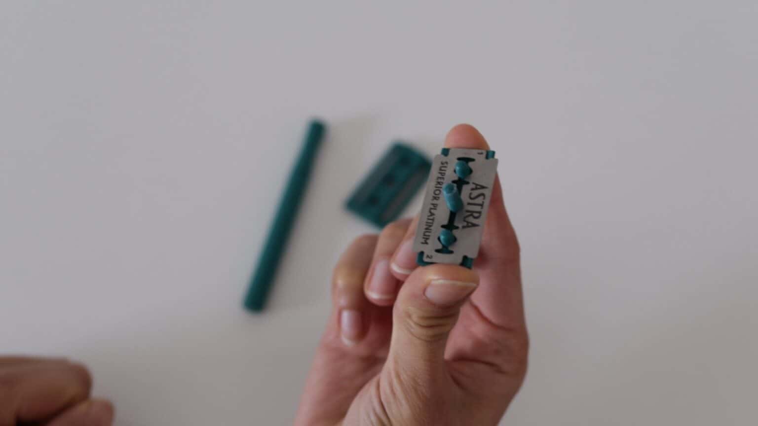 How To Put a Blade In a Safety Razor A Quick Guide (2024)