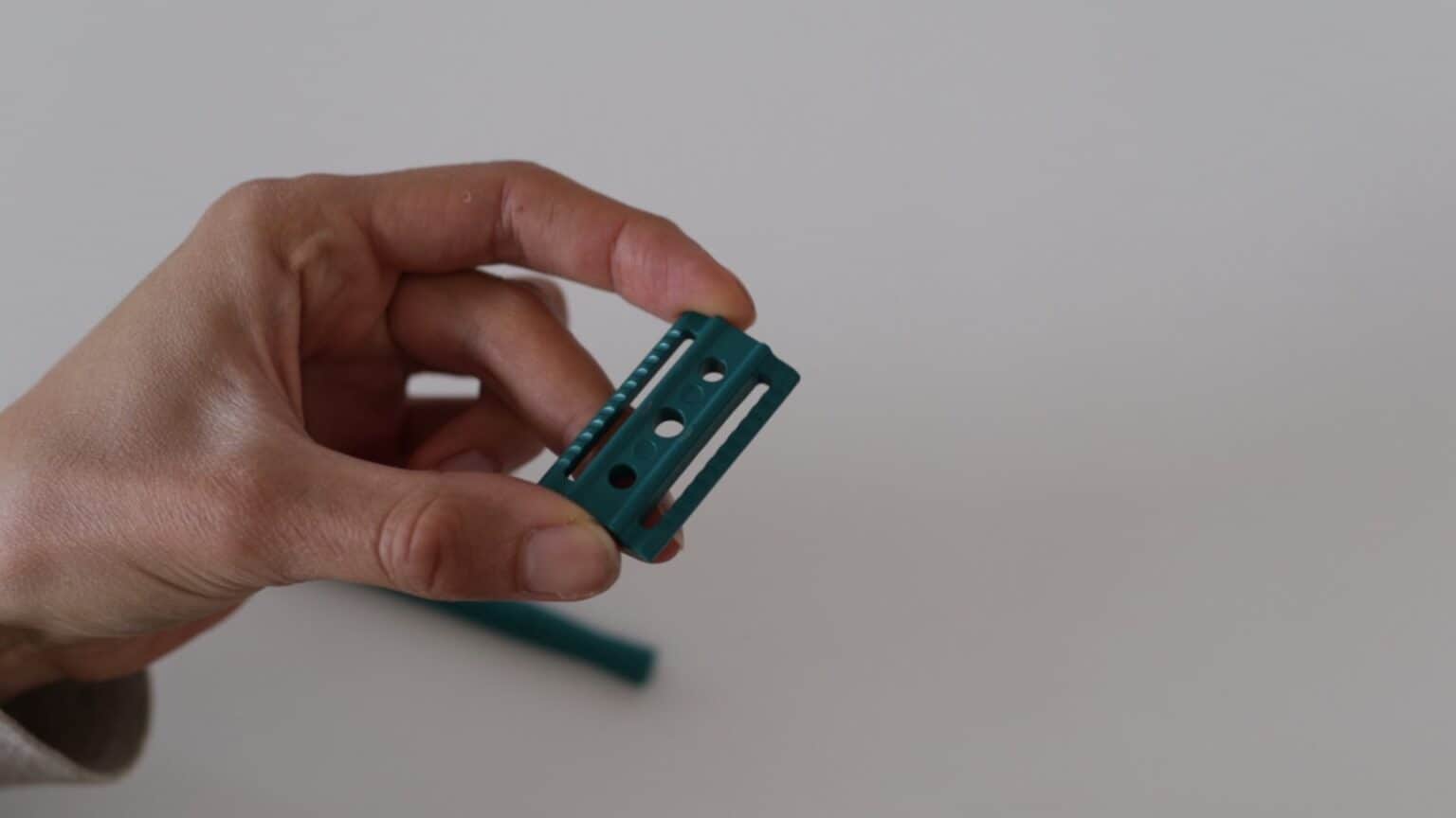 How To Put a Blade In a Safety Razor? (Guide) Almost Zero Waste