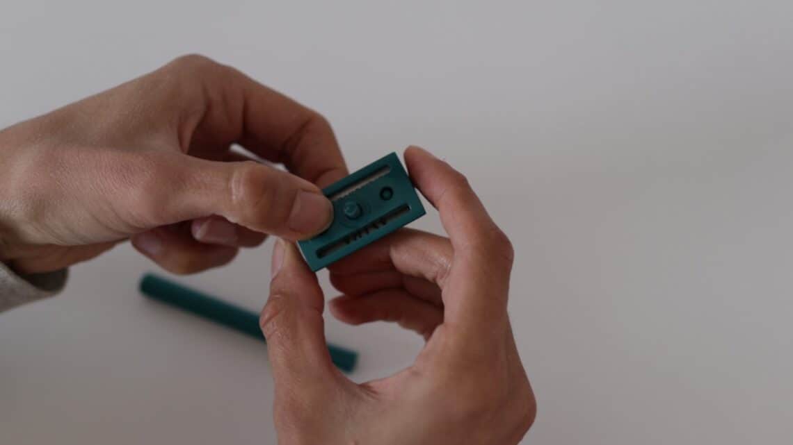 How To Put a Blade In a Safety Razor? (Guide) Almost Zero Waste