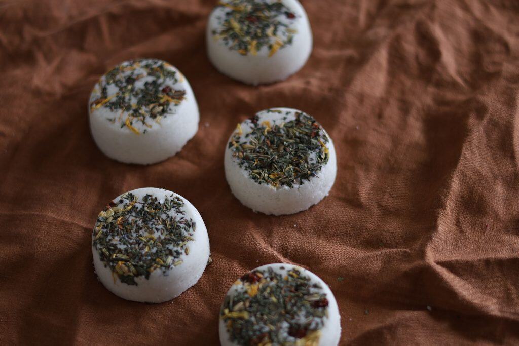 DIY bath bombs,homemade bath bombs,natural bath bombs,DIY bath bombs without Epsom salt